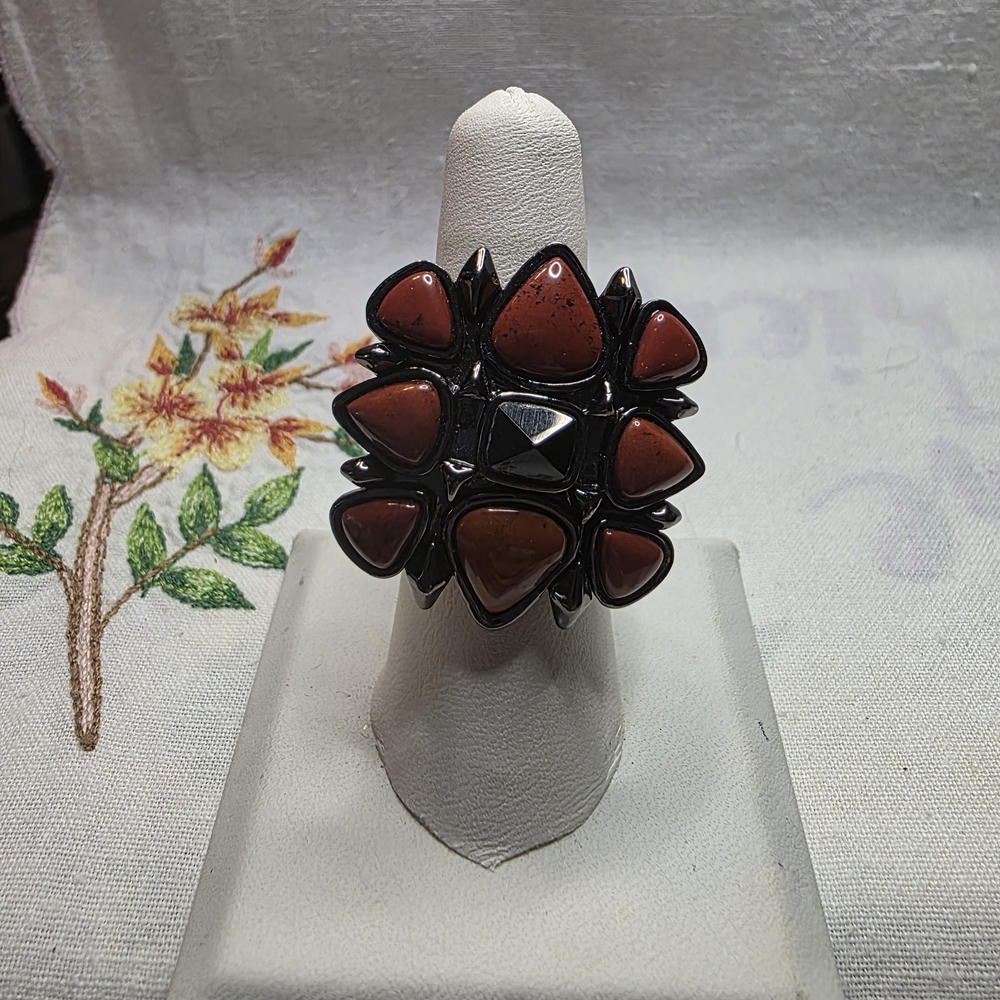 House of Harlow 1960 Nicole Richie Gunmetal Red Kaleidoscope Fingerpick Ring. 